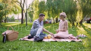 年轻有爱的情侣在公共公园嬉笑打闹